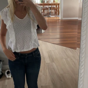 Söt blus - Jättesöt blus med broderier från Pedro del Hierro.💕Storlek S.