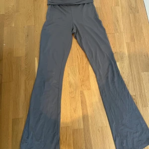 Yoga pants - Gråa yogapants med nedvikbar midja ifrån lager 157. Storlek xxs men de är stretchiga så skulle säga att dem funkar som xs/s också. Använda högst 2 gånger så nyskick! Pris kan diskuteras! Nypris är 200kr. Går att vika ner mer/mindre än på bilden!