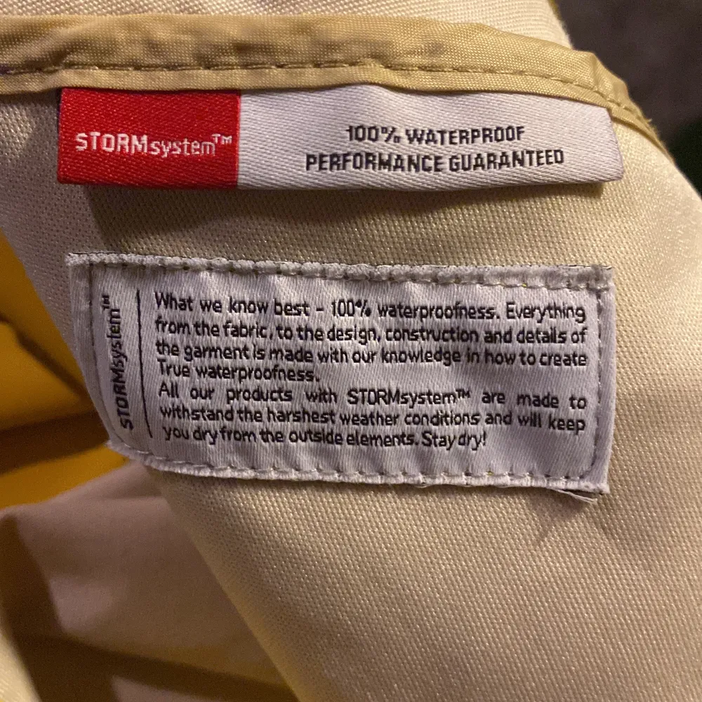 Utrensning ur förrådet har resulterat i lite artiklar att göra sig av med. Säljer därför denna fräscha regnkappa Didriksonos strl 34 Dam. . Takit.