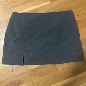 Grå minikjol - Helt ny och endast provad!! Jättefin. Skulle säga att den är lite mer mot xs/mindre S beroende på längd 