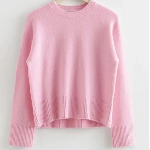 Rosa stickad tröja från &other stories  - Säljer denna rosa stickade tröja från &other stories då den är för liten. Använd ca 3 gånger och inga defekter💓nypris 490kr