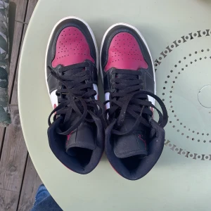 Air Jordans mid  - Nya air Jordans 1 mid i storlek 42 (man) / 26 cm. Använda 1 gång! Nyskick! Vinröda, vita och svarta⭐️inkl frakt