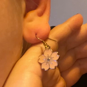 Sakura öronhängen - Lätt rosa och guldiga öronhängen som ser ut som köksbärs blommor