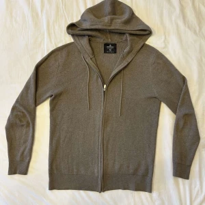 Stickad zipp  - Storlek xs men sitter som S. Som ny.