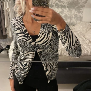 Mönstrad kofta - Jättefin zebra/leopard mönstrad kofta köpt på plick!💓Aldrig använd då det inte riktigt var min stil.  Skriv om ni har några frågor 🫶🏼