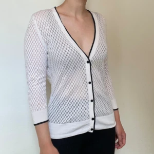 Kofta - Super fin kofta från ”H&M” i storlek S! Köparen står för frakten men kan även mötas upp i Uppsala, Knivsta eller Sigtuna! Tveka inte att fråga mig om något🤍