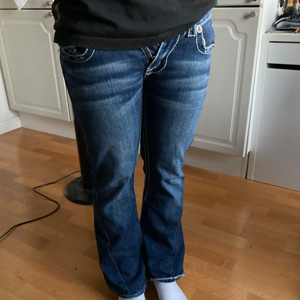 True religon low waist bootcut jeans. Storlek 29. Innerbenslängd ca 71 cm. Jeans & Byxor.