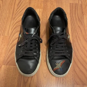 Axel arigato skor 38 - Bra skick men har några små skador som man kan se på bilderna. Säljer billigt då jag orkar ej med att de tar plats, man får med box ❤️