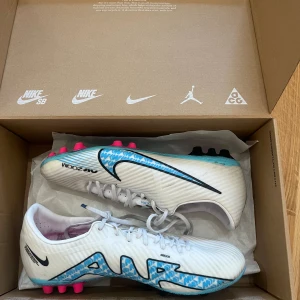 Nike fotbollsskor  - Säljer mina Nike fotbollsskor för konstgräs då dem inte kommer till nån användning. Dem är i storlek 42. Dem va köpta på Zalando.
