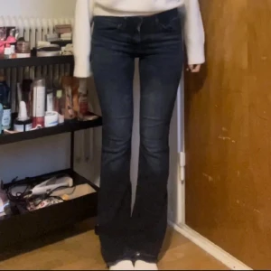 Guess jeans - Obs: lånade bilder. Midwaist bootcut jeans i väldigt mörk blå färg. Köptes här på Plick :). Rätt slitna längst ner (syns på sista bilden).