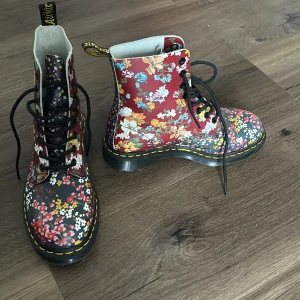 Dr Martens  - Näst intill oanvända. Mycket bra skick. 