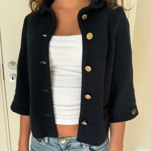 Busnel Trekvartsärmad kofta  - Trekvartsärmad kofta från busnel i väldigt bra skick. Vill se hur mycket folk kan lägga. Buda gärna