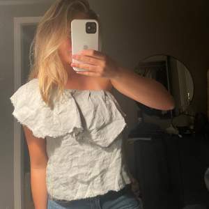 Superfin one shoulder blus/topp från zara. Använd 1 gång så den är i nyskick. Dock lite skrynklig men det är bara att stryka den så försvinner det!