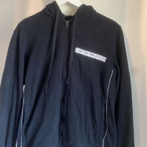 Armani zip hoodie - Clearing svart Armani zip som är i gott skick. Inga synliga defekter och skicket ligger på 9/10. Hör av er vid funderingar. Priset sänks vid snabb affär.