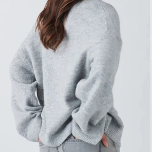 Grå stickad tröja  - BUDA I KOMMENTARER! AVSLUTAR BUDGIVNING ONSDAG 18/9 kl 21!! HÖJ MED 10kr VARJE BUD❤️  grå stickade tröja, den är använd men i väldigt gott skick. Skriv privat för egna bilder❣️ vida ärmar och är väldigt skön❣️