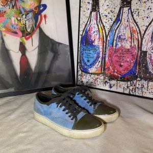 Lanvin - Lanvin skor, feta lanvins med ljusblå mocka och olivgrön cap toe, skick 8/10, inget og medföljer bara skorna, storlek 41, kom dm vid minsta funderingar eller frågor om skon så hjälper jag till så fort jag kan! (Bud fungerar med)