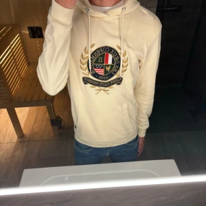 Les Deux hoodie - Krämvit hoodie från Les Deux | Storlek: S (passar M också beroende på hur man vill att den ska sitta) - Skicket på hoodien är väldigt bra utan några defekter alls (mycket ny) - Pris: 299kr - Nypris: 1199kr - Skriv vid funderingar!