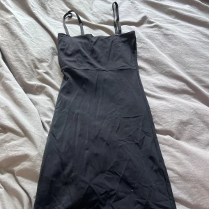 Svart miniklänning  - Supersnygg svart miniklänning från Lindex! I träningsmaterial! 🌸