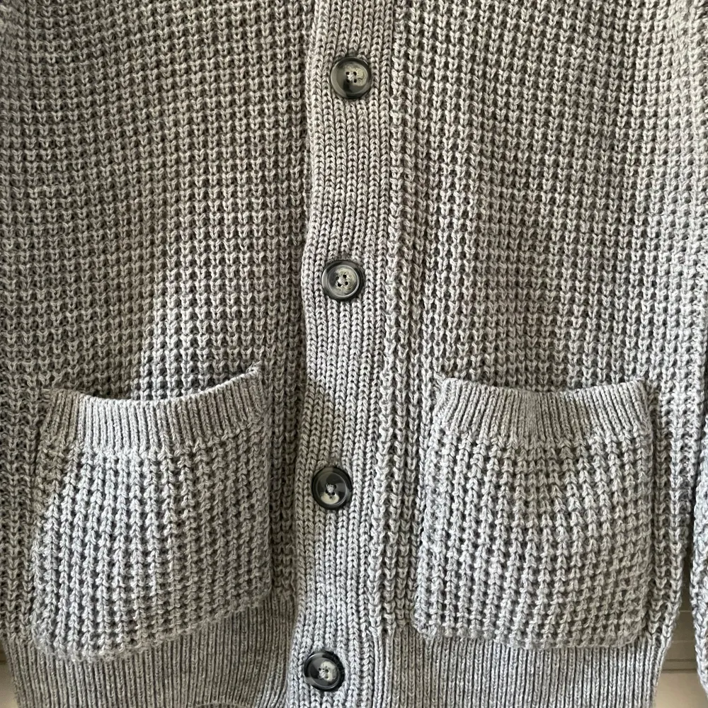 Säljer den här feta cardigan/koftan i storlek XS, men den är väldigt stor så den motsvarar S/M i storlek. Perfekt inför hösten och vintern. Nypris: 700kr Skriv till mig vid minsta fråga! 🤝. Tröjor & Koftor.