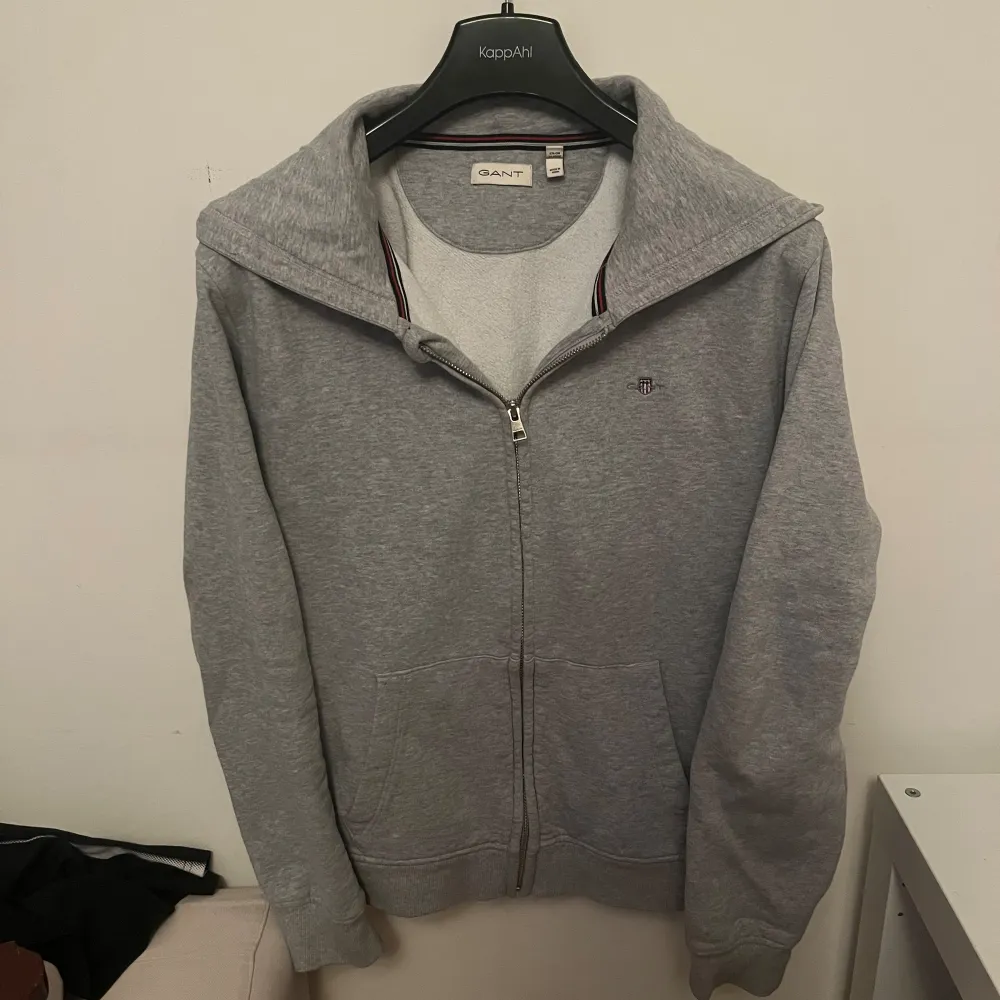 Fet zip up från gant, nypris 950 mitt pris 350. Storlek 176. Skick 9/10 inga defekter sparsamt använd. . Hoodies.