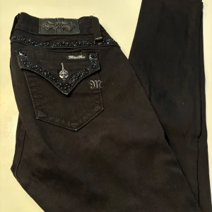 Miss Me Jeans stl 27 - Svarta Miss Me jeans stl 27 (Obs! Stora i storleken, mer åt 28’) Modell mid Rise / skinny  Det fattas en pärla på ena backfickan. Men inget man tänker på.  Använda ett fåtal gånger. Fint skick