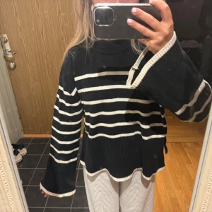 Stickad tröja - Säljer denna randig stickade tröja från Gina Tricot 🤍den är i befintligt skick 