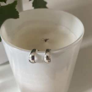små silver hoops - Cute små hoops bra skick använda 2-3 gånger😍🫶🏼