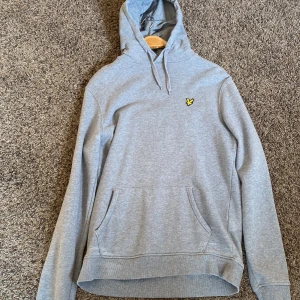 Lyle & Scott hoodie - Knappt använd hoodie  som är för stor Storlek:L Hör av vid frågor 🙌 
