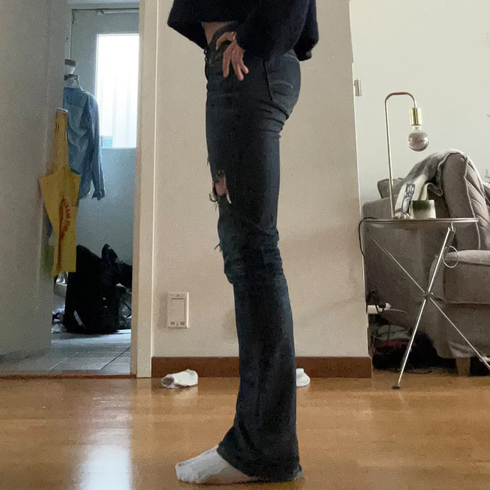 as snygga jeans från g star som inte finns och köpa då det är min mammas gamla😍😍😍 innerbenslängd ca 80 cm midjemått ca 35 rakt över. Jeans & Byxor.