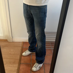 Levi’s Jeans - Säljer riktigt snygga vintage Levi’s jeans med raka ben, i bra skick och svåra att få tag på! Snygga slitningar utan defekter. Perfekta jeans som tyvärr inte passade mig. Passa på innan de försvinner! 👖🍾
