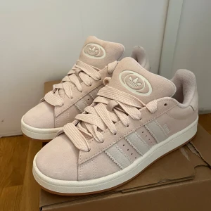 CAMPUS 00 - Hej, säljer mina campus skor nya. 1200kr 39 1/3 Passar mig perfekt som har 39 men skulle kunna passa 38 om man spänner snöret. Dom passar inte mig i smaken!!❤️ Storleken är helt slut.