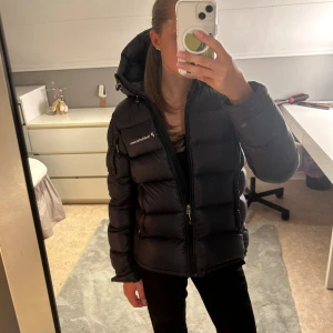 Peak performance jacka - Säljer nu denna jacka ifrån peak performance då den inte kommer användas nåmer. Det är 3 små hål på jackan (se bild 2,4,5) som är lagade med svarta lappar som håller bra. Det står initialer på insidan på tvättlappen. Jackan är perfekt för vintern.💕