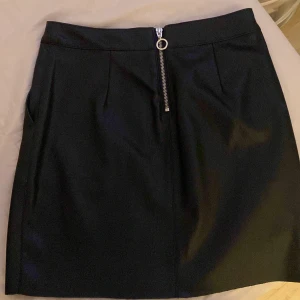 Svart skinn kjol  - Säljer denna svarta skinn kjolen från Vera Moda storlek xs. Pris 150kr. 
