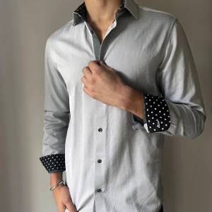 Skjorta - Skön skjorta för bra pris. Modellen är cirka 180cm. 