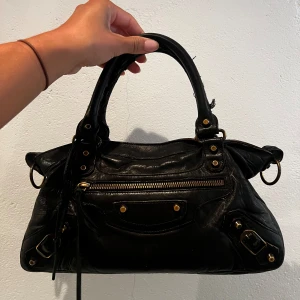 Balenciaga city bag - Säljer min fina balenciaga city bag. Köpt på Vestiaire collectiv. Bra skick men använd. Saknar axelband och har tagit av spegeln.  