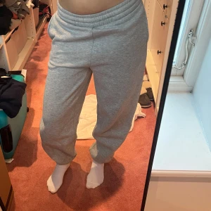 Mjukisbyxor - Säljer mina mjukisbyxor från bikbok ❤️ Använda men inga hål eller något sånt✨Passar mig som är 164 och brukar ha S/M i byxor💋