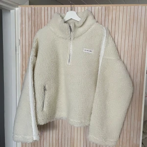LXA HALF ZIP TEDDY - Intressekoll på ”half zip teddy” jackan från lxa the lable. Jackan är oanvänd och har prislappen kvar och är i storlek S   S är slut på hemsidan 