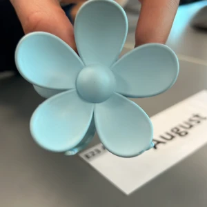 Sjukaste blomklämman - Fin ljus blå klämma från Ica Bergsjön, Asdrippi💦💦alla grabbar faller