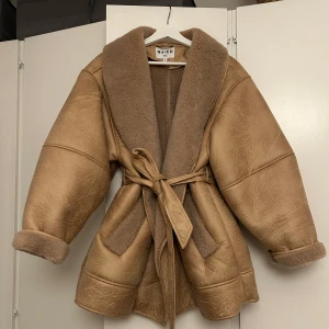 NA-KD jacka - Säljer en superfin jacka från NAKD. Har använt den väldigt lite så den är i väldigt bra skick. Den är i storlek 36 men jag själv är ungefär en 38 så den är lite oversized i modellen. Den är mysig och håller värmen bra under vintern också. 