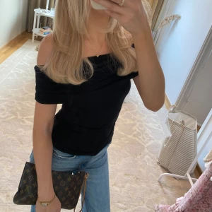 Topp - Superfin off shoulder topp💓