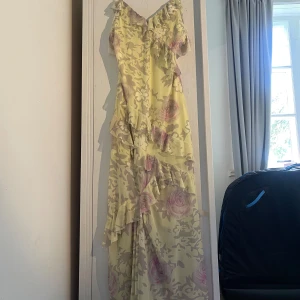 Gul långklänning  - Supersöt gul långklänning ifrån shein, helt ny bara provad!💛Storlek L men borde passa M med!💛