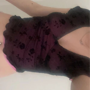 lila t shirt - jättesöt t shirt storlek xs i lila me lite blommmönster på 