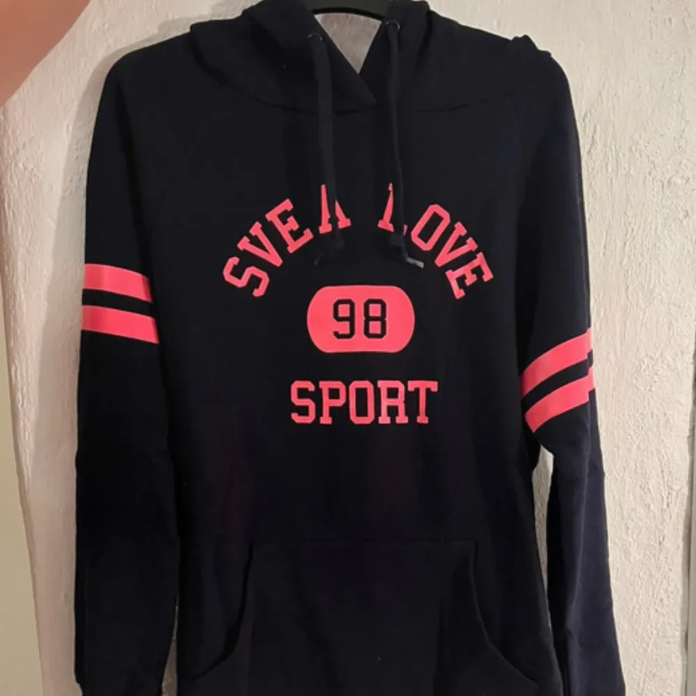 Lång hoodie  Mysig på kvällarna  Storlek 160-170 men passar lätt mig som är Xs/S I nyskick . Hoodies.