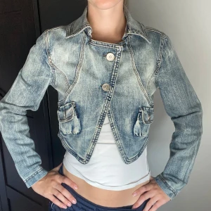 Jeans bolero - Säljer denna jacka/bolero, väldigt 00s tal. Den har två knappar fram så man kan stänga den om man vill.   Lägg ett prisförslag eller köp direkt. Skriv för frågor. Postar inom 1 dag.