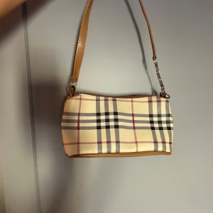 Väska - Snygg liten väska, kommer inte till använding därav säljer jag den. 