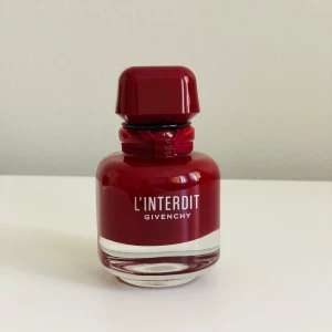 L'Interdit Eau de Parfum Rouge Ultime från Givenchy - Säljer en flaska L'Interdit Eau de Parfum Rouge Ultime från Givenchy. Perfekt för den som vill ha en ny doft för hösten. Den är bara använd vid ett tillfälle och köptes för 1120 kr ❤️