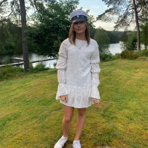Student klänning  - Säljer nu min underbara studentklänning! Jätte fint skick! Jätte stor i storleken! Jag ha vanligtvis 36 men denna passar i 32🥰är 164cm lång