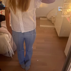 Blå byxor  - ASsnygga ljusblå byxor från hm med små fickor på framsidan. Strl 42. Sparsamt använda. 