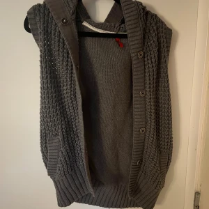 Stickad kofta - Fint skick, står ingen storlek i men skulle säga att det är s