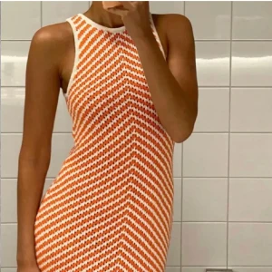 Virkad klänning - SÅ snygg virkad klänning från zara, maxi klänning som går till fötterna på mig som är 170cm! I fint skick utan defekter!  Fin som egen klänning eller beach cover up till stranden 